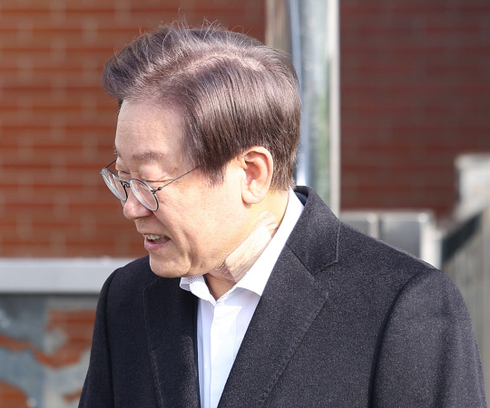 이재명 더불어민주당 대표가 10일 서울 종로구 서울대학교 병원에서 퇴원하고 있다. 이 대표는 자택에서 당분간 치료를 이어갈 예정이다.<연합뉴스>